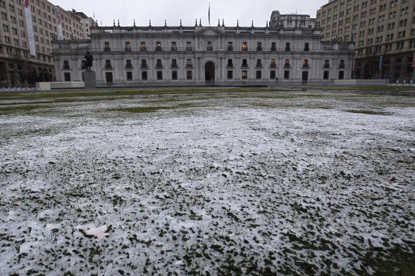 #UnDíaComoHoy | #Nieve ☃️❄️
📅 15 de julio de 2017
Santiago amanecía blanco tras una nevada que cayó entre las 04:00 y 08:00 hrs.
📍Est. Quinta Normal: 3 cm
📍Tobalaba: 10 cm
Un evento poco habitual que muchos recuerdan. ¿Dónde estabas tú ese día?
#RM #TiempoOficial #MeteoChile