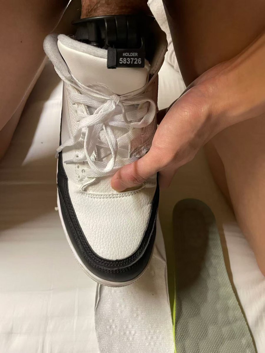 宿友不在拿着他鞋到床上闻，带着锁艹鞋，好想开锁射里面🤫