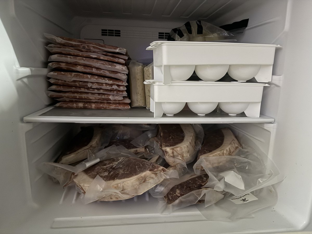 เปิดร้านสเต็กเหรอ หรือยังไง ?
ตู้เย็นมีแต่เนื้อ
😂😂