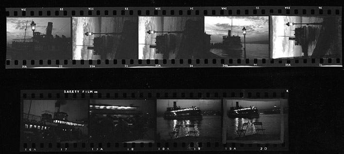 ara güler'in en sevdiği fotoğraflarından biri: 1965'te kandilli'de çekilen ve iskeleden uzaklaşan vapuru seyreden iki sandalye. sağdaki görüntü ise, en az bu fotoğraf kıymetli; kontak baskıda anlaşıldığı üzere ara güler aynı vapuru farklı açılardan defalarca kez çekiyor.