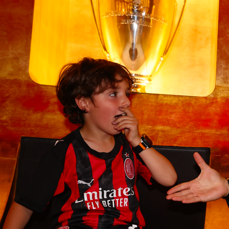 acmilan's tweet photo. Dreams 𝘿𝙊 come true 🤝1️⃣4️⃣❤️🖤

#WelcomeModrić
