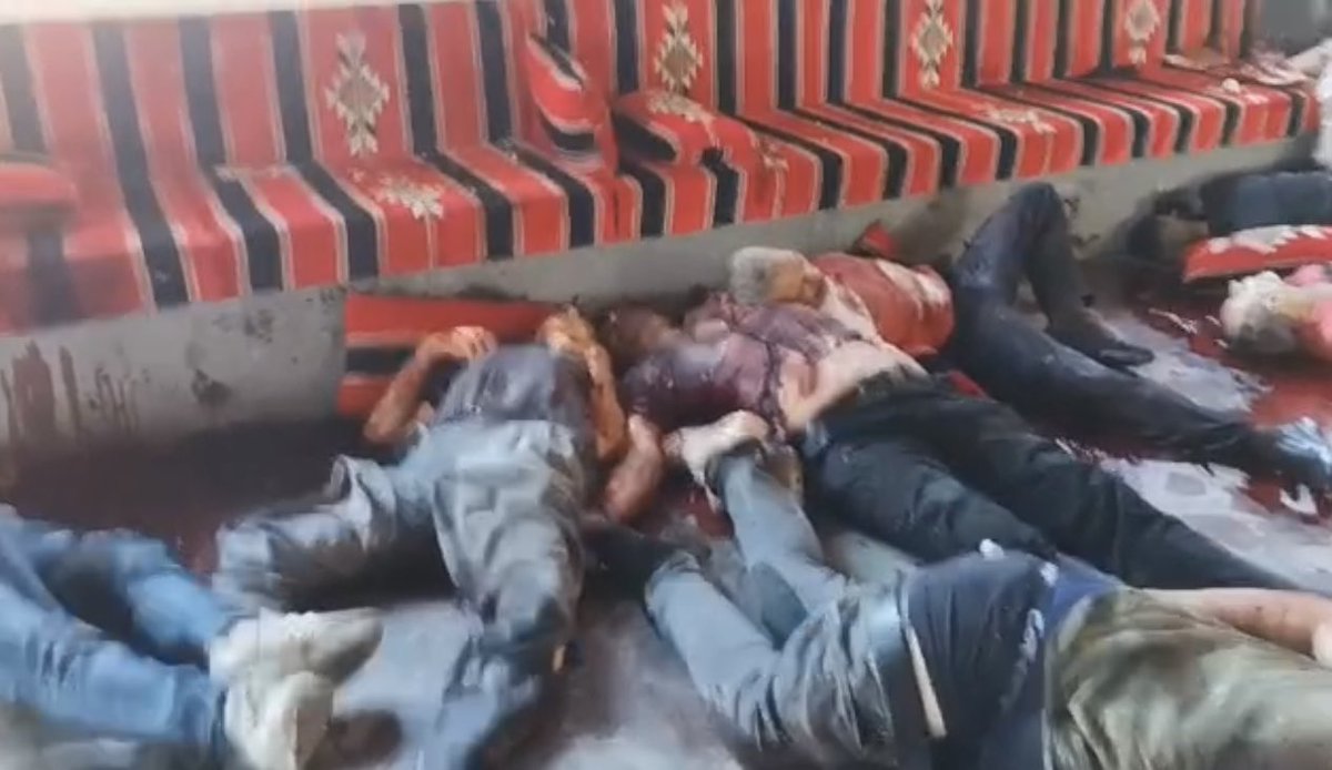 RawaneOsmane's tweet image. 🛑 I’m not sure what sparked the recent escalation in Sweida, Syria—but the videos emerging are horrifying.
Druze civilians are being beaten, humiliated, and even killed by armed Syrian forces. Some attackers are calling them “infidels” and “swine.” Disturbingly, some men appear…