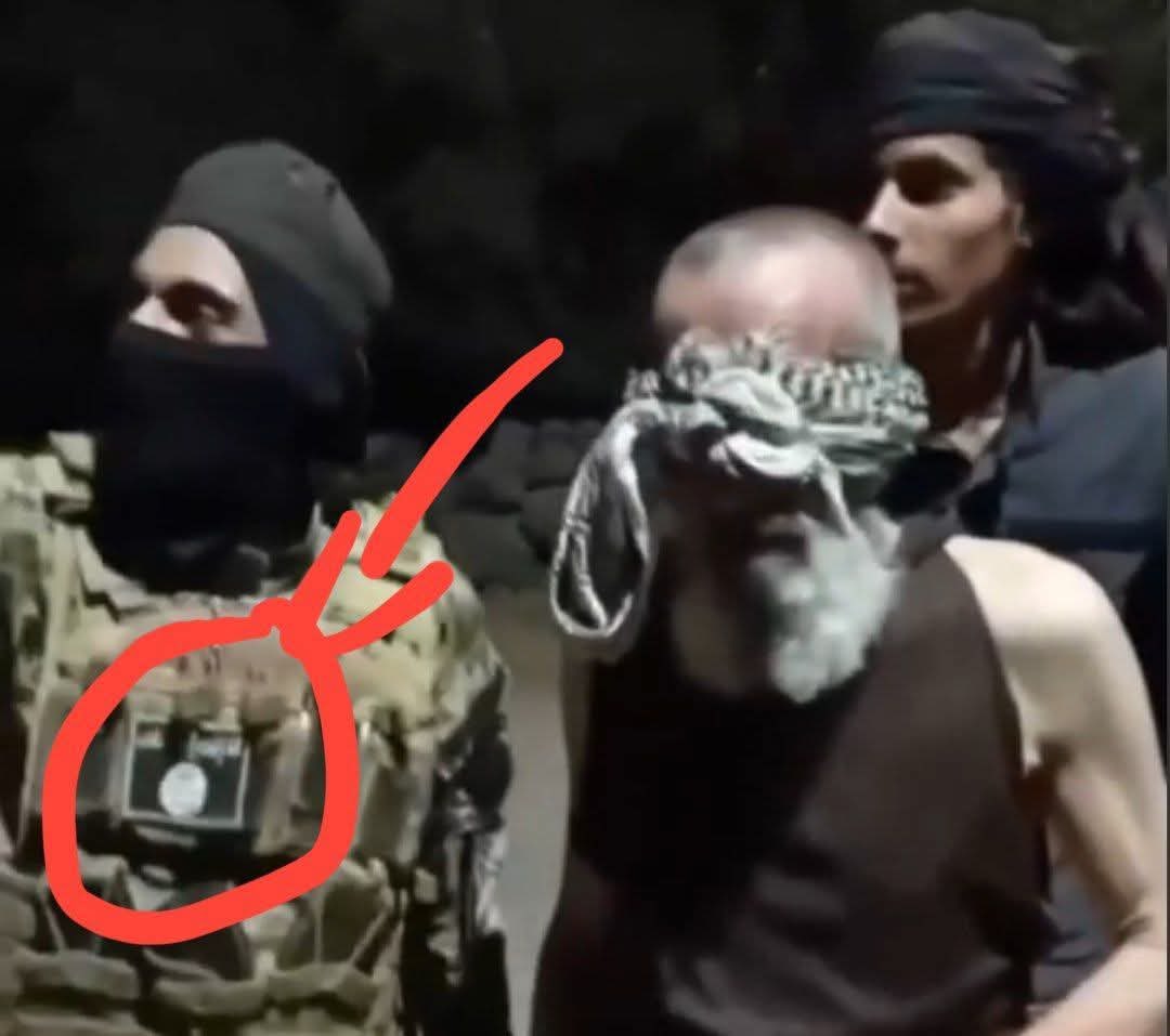RawaneOsmane's tweet image. 🛑 I’m not sure what sparked the recent escalation in Sweida, Syria—but the videos emerging are horrifying.
Druze civilians are being beaten, humiliated, and even killed by armed Syrian forces. Some attackers are calling them “infidels” and “swine.” Disturbingly, some men appear…