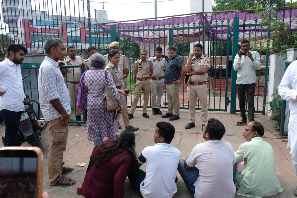 dolkabadh's tweet photo. बधाई हो।

जयपुर अब crime फ्री हो गया है, इसी लिए भजनलाल सरकार अब बदमाशों को नहीं, बल्कि पेड़ बचाने वाले आम नागरिकों को गिरफ्तार कर रही हैं।

क्राइम फ्री राजस्थान

#SaveDolKaBadh #zerocrime #BhajanlalSharma https://t.co/uo7oYl0cKO
