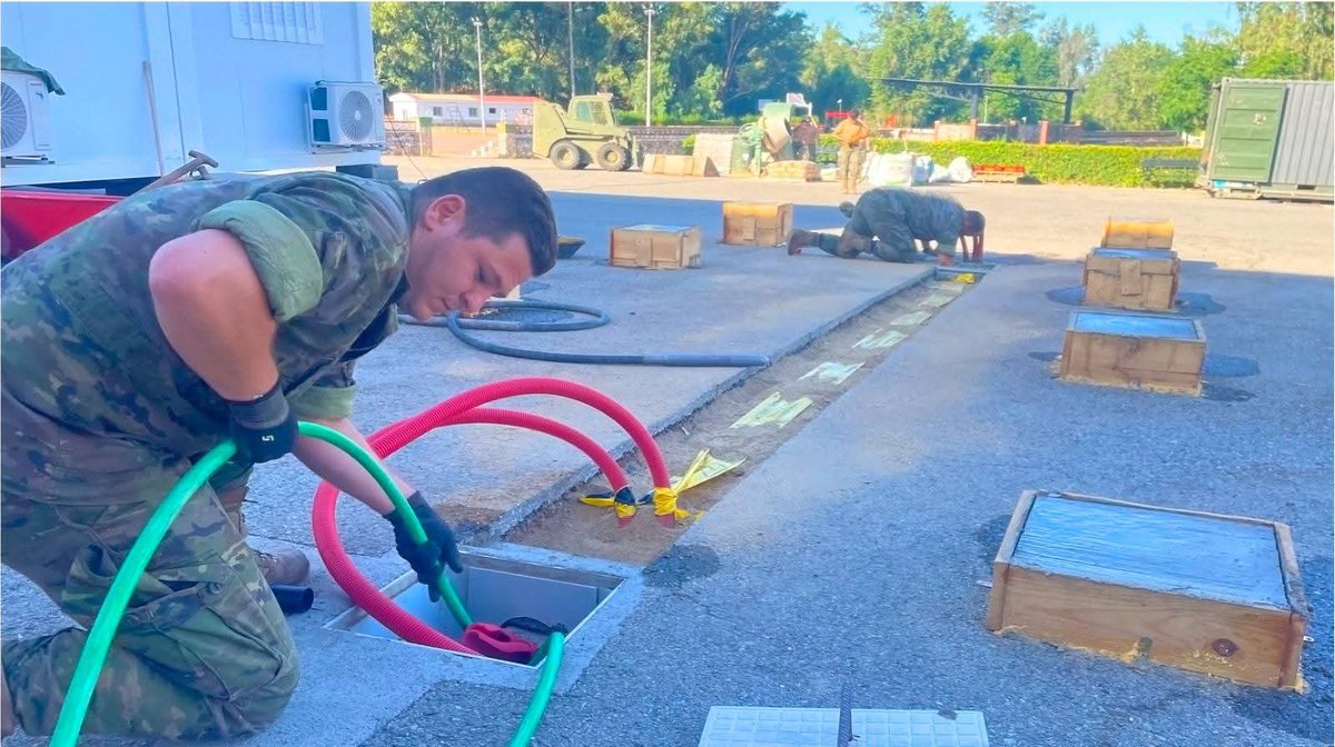 FUTER_ET's tweet photo. Cumpliendo con su cometido de Apoyo de Ingenieros a otras unidades, el #REI11 del #MING realiza la ampliación de las aulas del #CEFOT1 #Cáceres en la Base “Santa Ana”.
#SomostuEjército https://t.co/cgHndIZwjg
