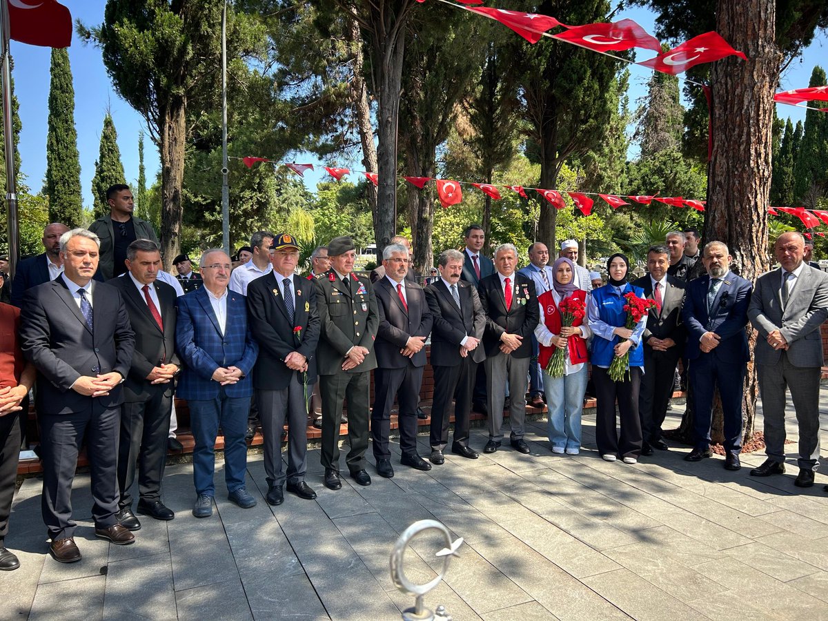#15Temmuz kahramanlarımızı rahmetle anıyoruz, gazilerimize minnetlerimizi sunuyoruz. 
#ZaferinAdıTürkiye