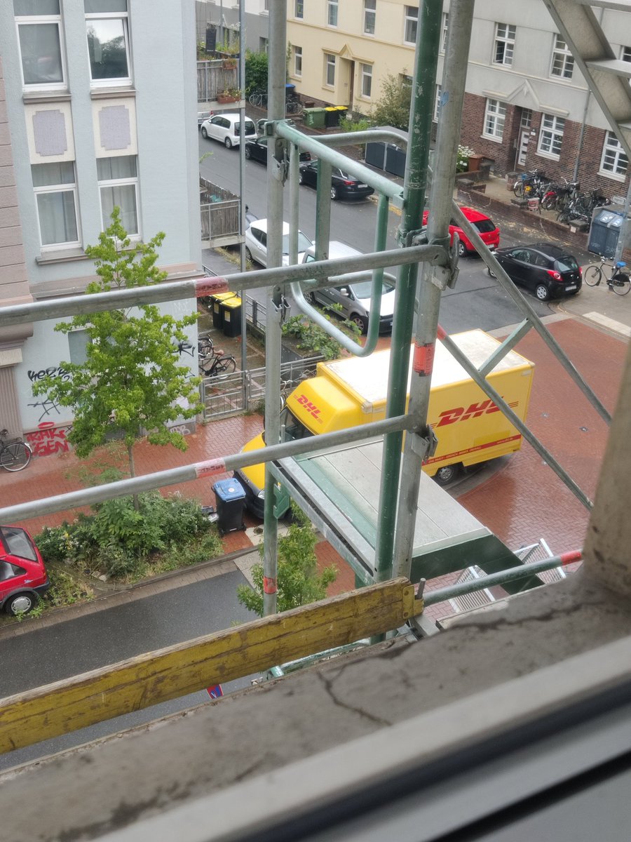 MirzM's tweet photo. @DHLPaket also, der hat geklingelt. Ich hab der Türöffner betätigt und jetzt bekomme ich das, aber kein Paket. Das verstehe ich nicht so ganz. https://t.co/ArccDgw0ZE