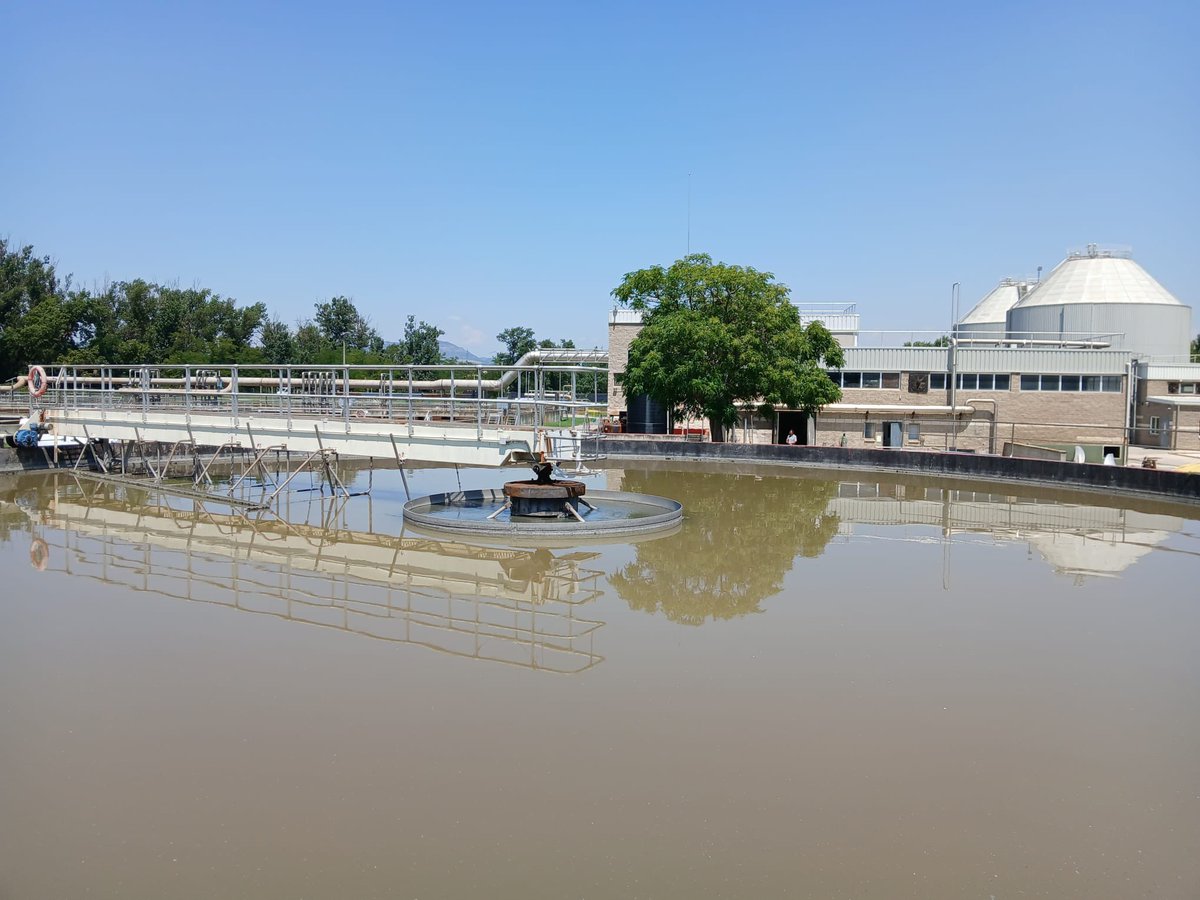 albertcastellsv's tweet image. 🚰 Les depuradores són infraestructures estratègiques per garantir la sostenibilitat, el tractament i la gestió de l'aigua. Avui hem visitat la depuradora de Vic, amb @BetPiella i @estercomabassas, amb motiu del 30è aniversari de Depuradores d'Osona, l'empresa pública que…