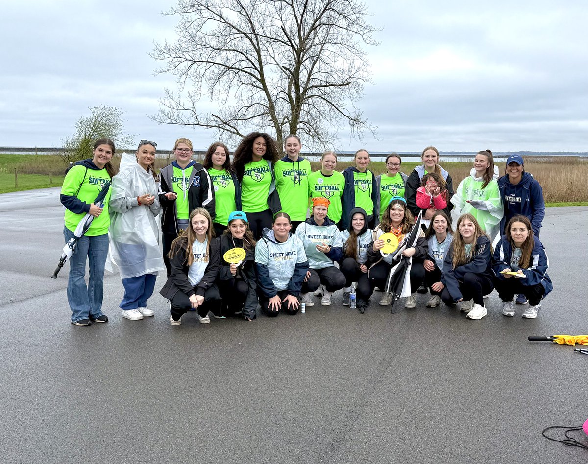 SHCSDAthletics's tweet image. Special shoutout to our girls softball team. This past spring season the girls participated in the MS walk, raising $2,000 towards the cause. A cause bigger than athletics. Great display of support girls.