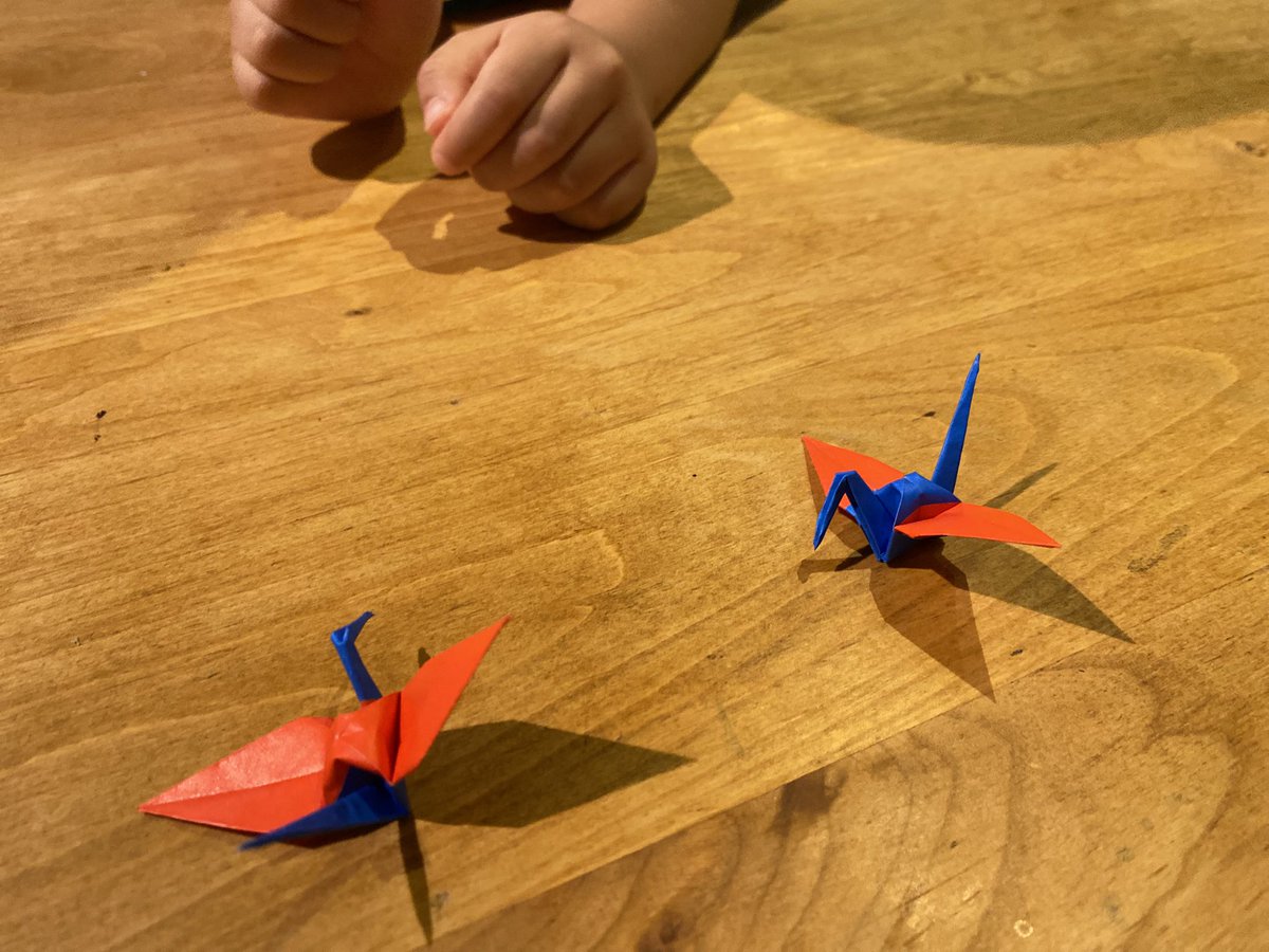 MIKA_NISHIMURA's tweet image. 子供と寝る前の工作タイム!
オシャレな鶴を生み出してしまった✨
2枚の折り紙を重ねて好きに切ってその2枚を入れ違いにして裏から接着。折り紙から制作。
素材違いとかで作ったら面白そう!
#背景屋の子育て
#折り紙
#折り鶴