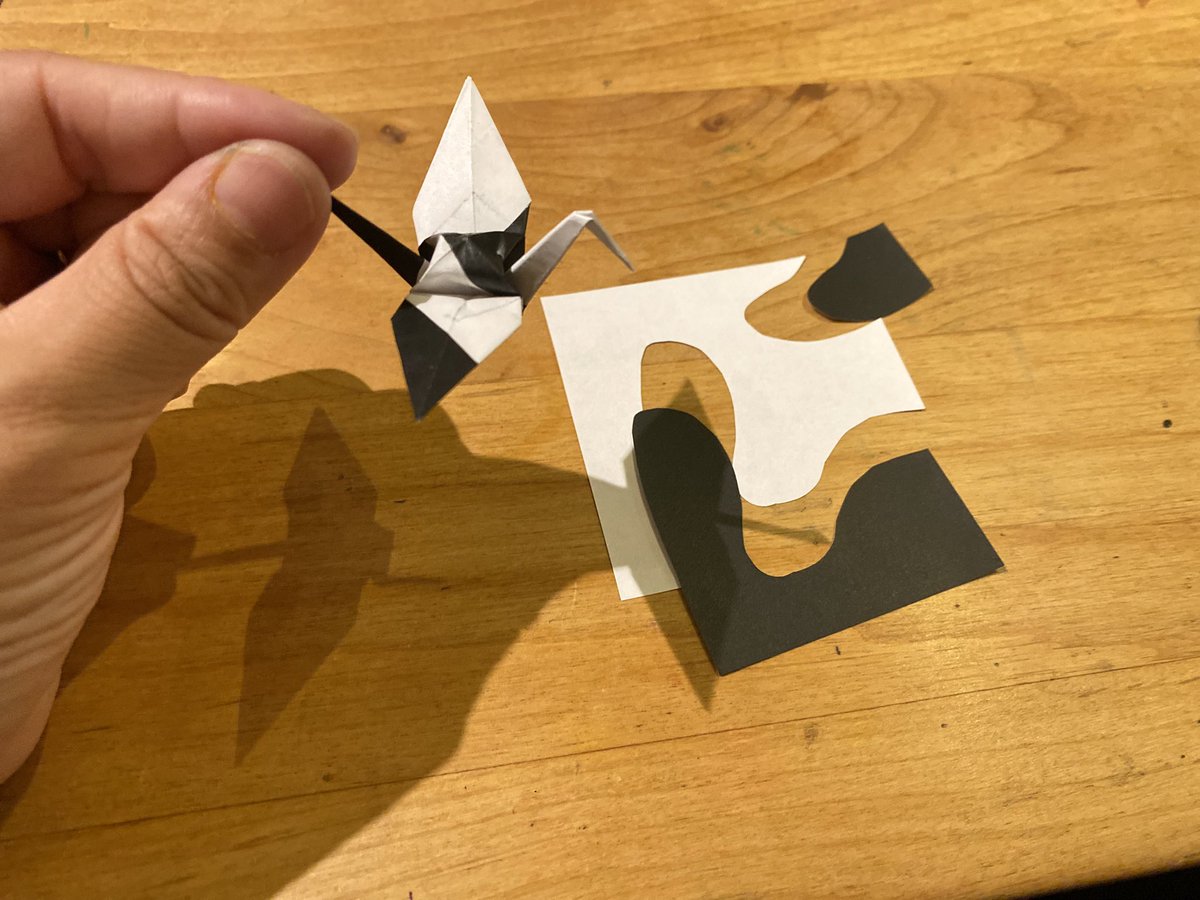 MIKA_NISHIMURA's tweet image. 子供と寝る前の工作タイム!
オシャレな鶴を生み出してしまった✨
2枚の折り紙を重ねて好きに切ってその2枚を入れ違いにして裏から接着。折り紙から制作。
素材違いとかで作ったら面白そう!
#背景屋の子育て
#折り紙
#折り鶴