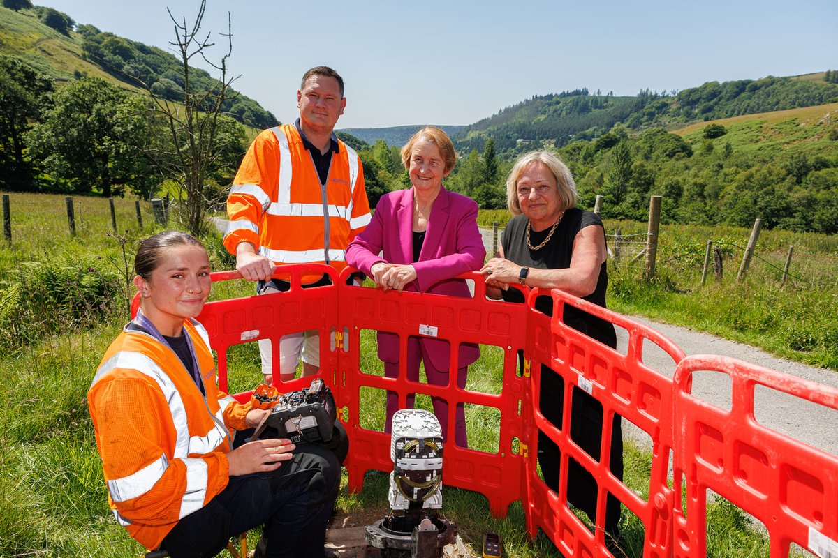 WeAreOpenreach's tweet image. Minister Dame Nia Griffith MP visited our engineers in Newbridge &amp;amp; Cwmtillery to see Wales&apos; #FullFibre rollout in action ⛰️ 

Thanks to #ProjectGigabit, ultrafast broadband is replacing copper and connecting more communities. Take a look at their day 👇

@WalesOffice