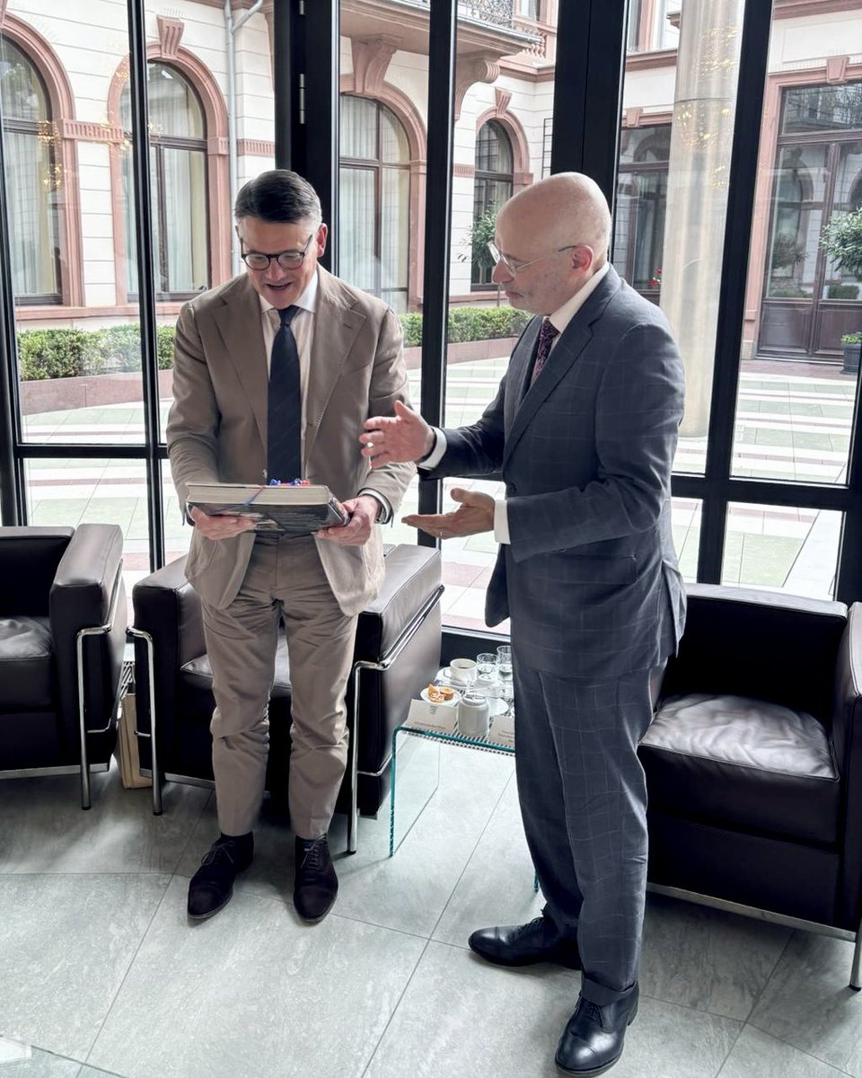 USConsulateFrankfurt (@usconsfrankfurt) on Twitter photo Hessen ist ein wichtiger Partner der Vereinigten Staaten für transatlantische Sicherheit und Wohlstand. Chargé d’Affaires Meltzer freute sich, Ministerpräsident <a href="/Boris_Rhein/">Boris Rhein</a> zu treffen, um weitere Möglichkeiten für unsere Zusammenarbeit zu besprechen. 🇺🇸🤝🏻🇩🇪
***
Hessen is a Hessen ist ein wichtiger Partner der Vereinigten Staaten für transatlantische Sicherheit und Wohlstand. Chargé d’Affaires Meltzer freute sich, Ministerpräsident <a href="/Boris_Rhein/">Boris Rhein</a> zu treffen, um weitere Möglichkeiten für unsere Zusammenarbeit zu besprechen. 🇺🇸🤝🏻🇩🇪
***
Hessen is a