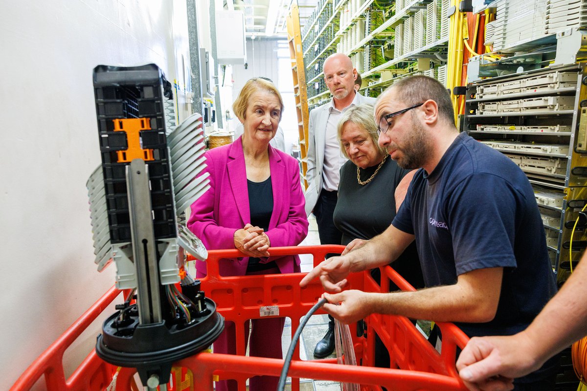 WeAreOpenreach's tweet image. Minister Dame Nia Griffith MP visited our engineers in Newbridge &amp;amp; Cwmtillery to see Wales&apos; #FullFibre rollout in action ⛰️ 

Thanks to #ProjectGigabit, ultrafast broadband is replacing copper and connecting more communities. Take a look at their day 👇

@WalesOffice