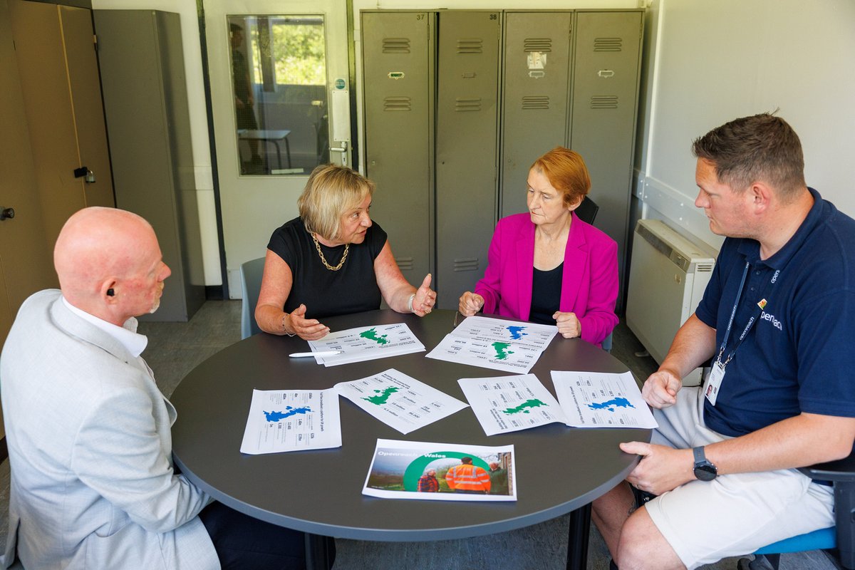 WeAreOpenreach's tweet image. Minister Dame Nia Griffith MP visited our engineers in Newbridge &amp;amp; Cwmtillery to see Wales&apos; #FullFibre rollout in action ⛰️ 

Thanks to #ProjectGigabit, ultrafast broadband is replacing copper and connecting more communities. Take a look at their day 👇

@WalesOffice