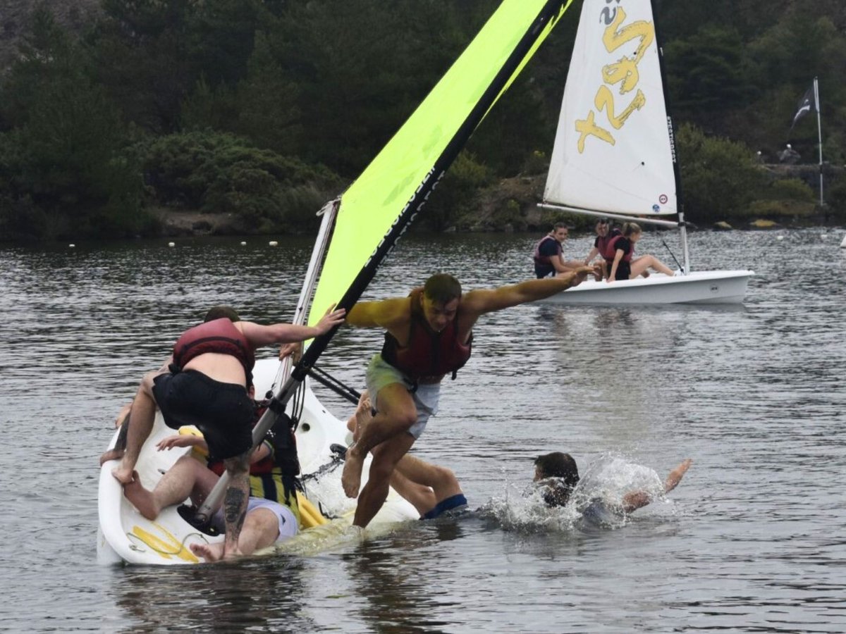 RNASCuldrose's tweet image. Healthy competition, teamwork and plenty of cold water for our @RoyalNavy phase 2 trainees last week, when they took part in water sports at Trevassack Lake #Cornwall for a @NAVYfit festival. The event was organised by LPT McMahon and lifeguards from Culdrose Sports Centre
