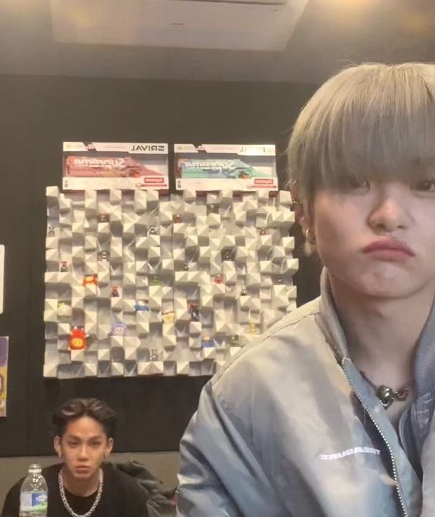 เมื่อกี้ยิ้มทำไม

พี่ไม่ได้ยิ้ม

ทำไมจะไม่ยิ้ม ชั้นเห็นทุกอย่าง อยากได้นักใช่มั้ยแฟนใหม่อะไรนั่น

พี่ไม่ได้ยิ้มครับ (อะไรวะงอนอีกละ)

พูดอะไร ชั้นได้ยิน!!!