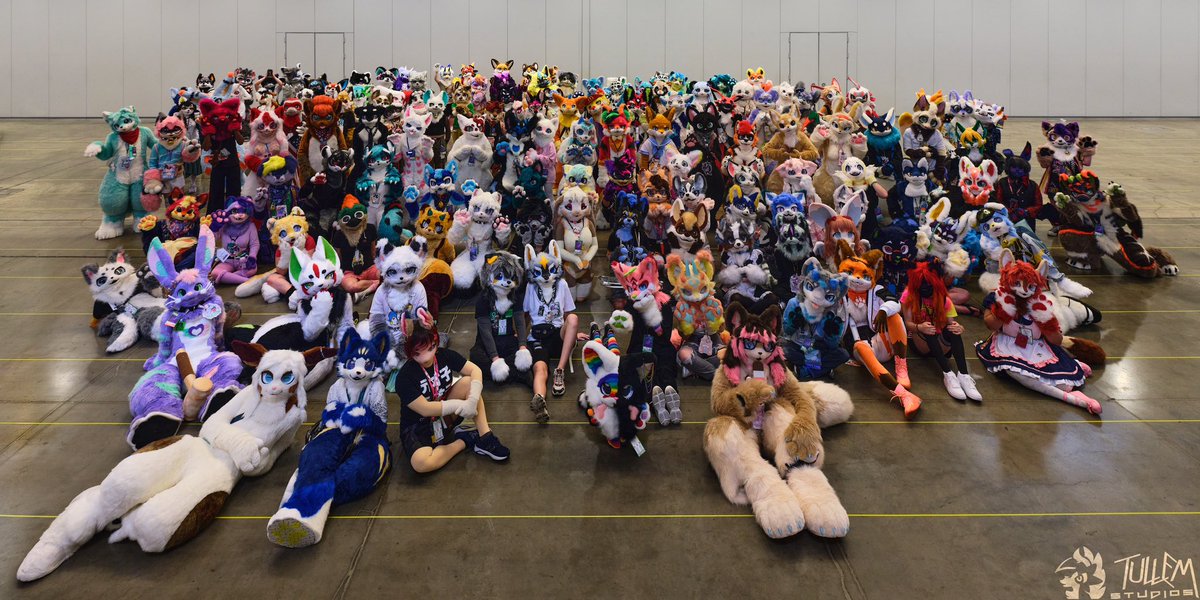 Here’s the group photo from the kemono meet at Anthrocon!!
Can you find Taylor? 👀
📸: <a href="/tullembrat/">Tullem🔜AC</a>