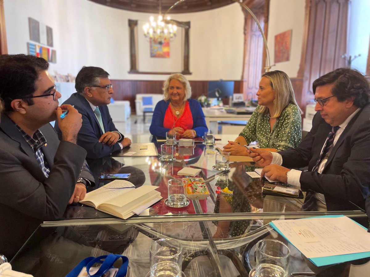MJFSanSegundo's tweet photo. 🇵🇰 Un honor recibir en @AjuntamentVLC, con mi compañera concejal de
Innovación @PaulaLlobet, al Embajador de @PakinSpain_ @zahoor010ahmed junto con el Consejero Comercial @maliasghar.

🤝 Punto de partida para la búsqueda de sinergias y el impulso de oportunidades económicas. https://t.co/rJpoGPzdcV