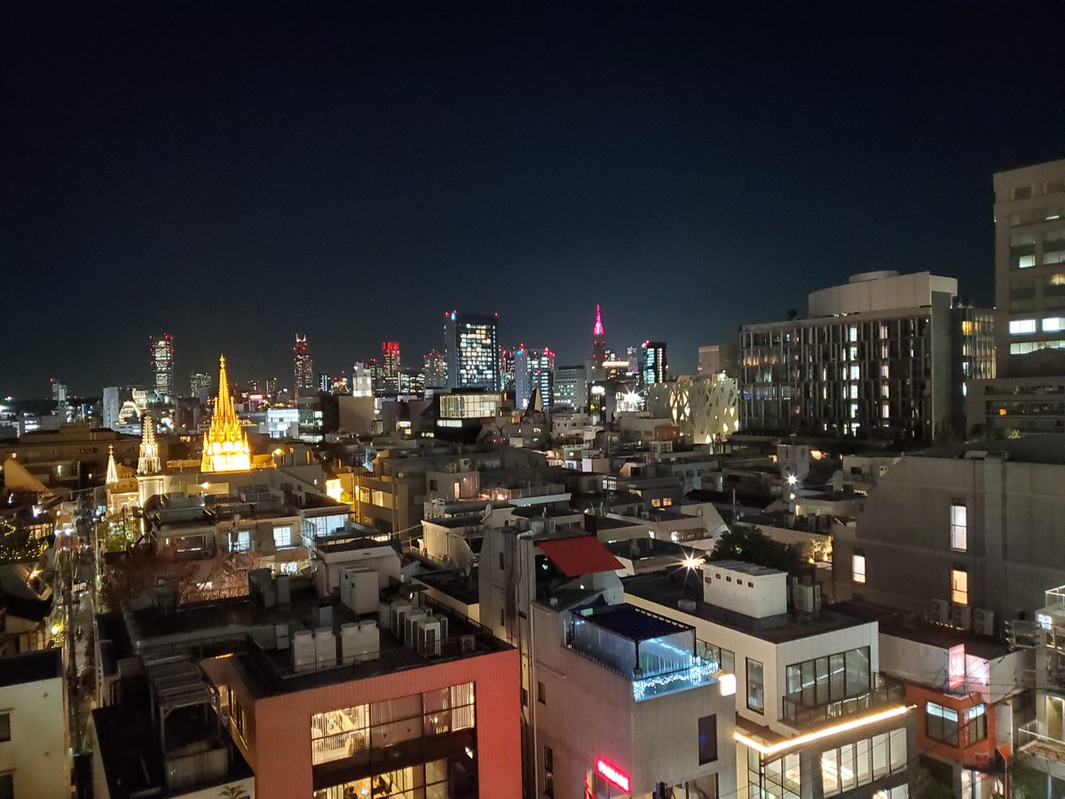 2年くらい前だったかな。
東京出てきて、とある会社の周年記念パーティーに呼ばれたんです。場所は表参道。
僕のテーブルには、人だかりができるくらい有名な方も。そして、僕の好きなアーティストもいらっしゃっていて、それは興奮しましたね。「あぁ…これが東京か…」と。ミーハーですね。