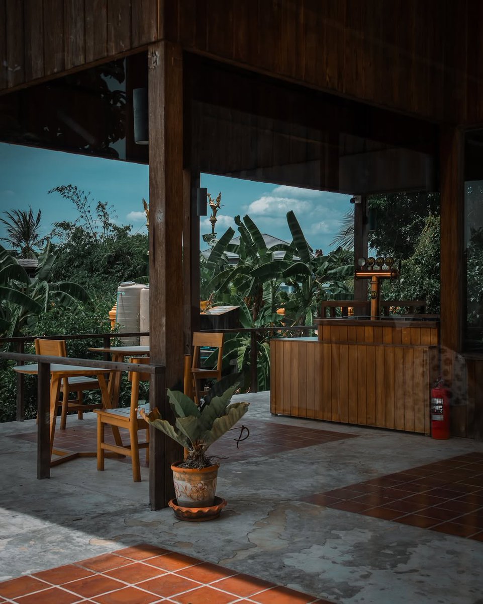 คาเฟ่ไม้กลางสวน!📍 ปองมาศ คาเฟ่ 🪵🌾 เกาะเกร็ด นนทบุรี • เปิดเฉพาะวันเสาร์-อาทิตย์

สุดร่มรื่นในเกาะเกร็ด ที่มาพร้อมบรรยากาศแบบบ้านยกใต้ถุนสูง มองออกไปเห็นวิวแม่น้ำและต้นไม้เขียวขจีให้ความรู้สึกสบายตาแบบธรรมชาติสุด ๆ 🍃

ร้านตกแต่งเรียบง่าย เน้นโทนไม้และความโปร่งโล่ง