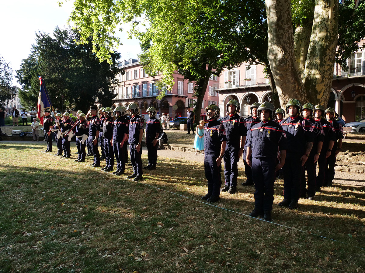 🎆🇫🇷 #14Juillet2025 : les sapeurs-pompiers du Haut-Rhin au rendez-vous des cérémonies républicaines !
📍Défilés à Colmar, Mulhouse, Saint-Louis et partout dans le département.
👏 Bravo aux professionnels, volontaires et JSP mobilisés ! 
#fetenationale2025  #SIS68 
📸 Com. SIS68