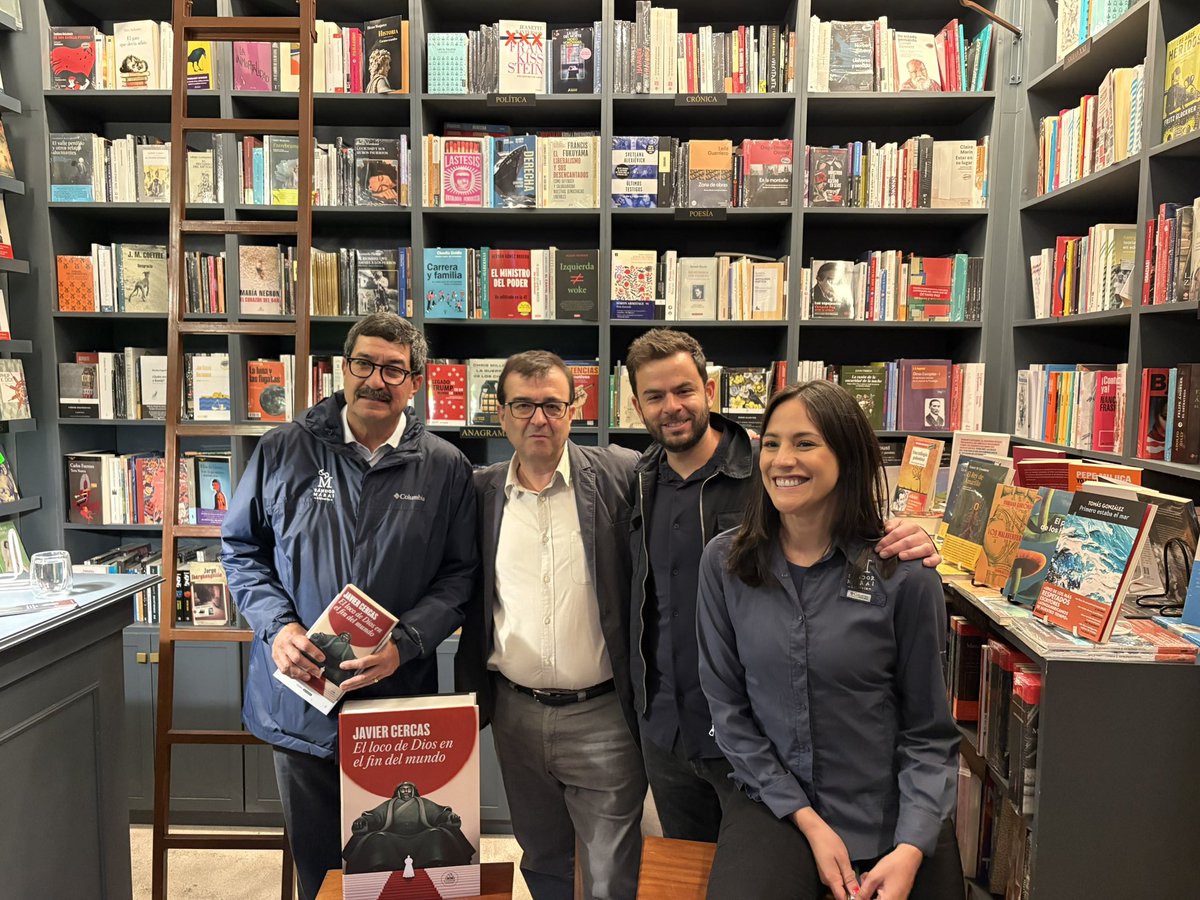 perezricart's tweet image. Ayer fue una tarde muy feliz para @SandorMaraiCDMX. Recibimos a Javier Cercas, uno de los grandes autores de nuestros tiempos.
Nuestro proyecto librero crece todos los días.