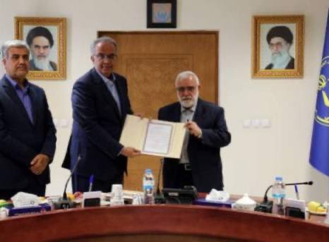 MansoorBijar's tweet photo. امروز درتهران،رهاورد پیگیری های استان و سفر اخیررئیس محترم کمیته امداد امام خمینی(ره)کشور به #سیستان_وبلوچستان را در مفادی ثمربخش به امضا رساندیم،مفادی که بر روی اشتغال خانگی،انرژی خورشیدی ومعیشت پایدار تمرکز دارد و نشانی از تقویت حکمرانی مشارکتی و پاسخ به نیازهای واقعی مردم است. https://t.co/wJbbunqWca