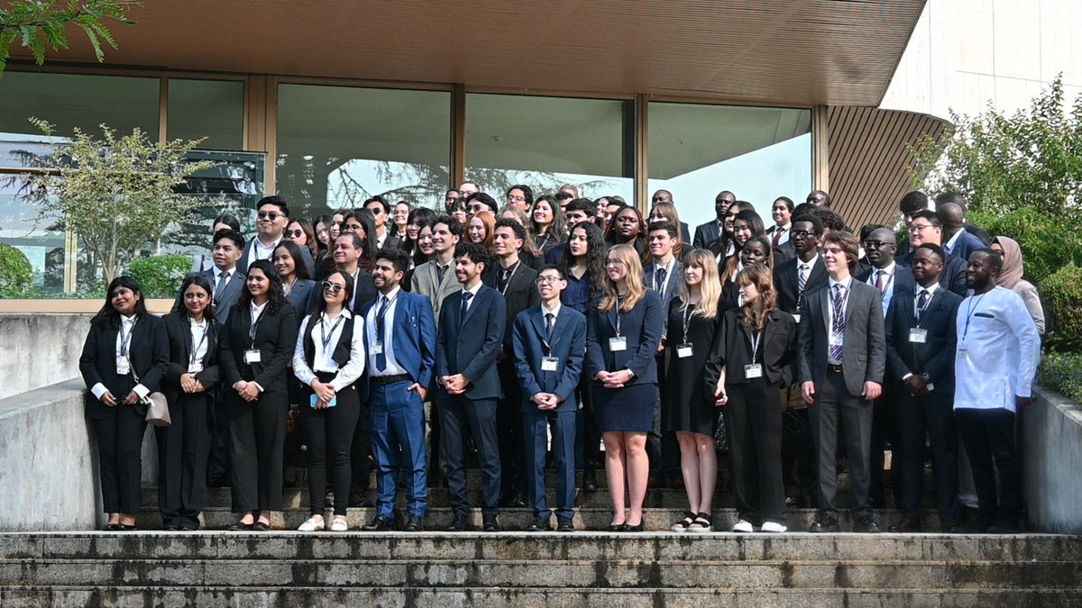 CHR_HumanRights's tweet image. Group photographs of participants and judges from the 17th edition of the Nelson Mandela World Human Rights Moot Court Competition
#mandelamoot2025 #worldmoot #17