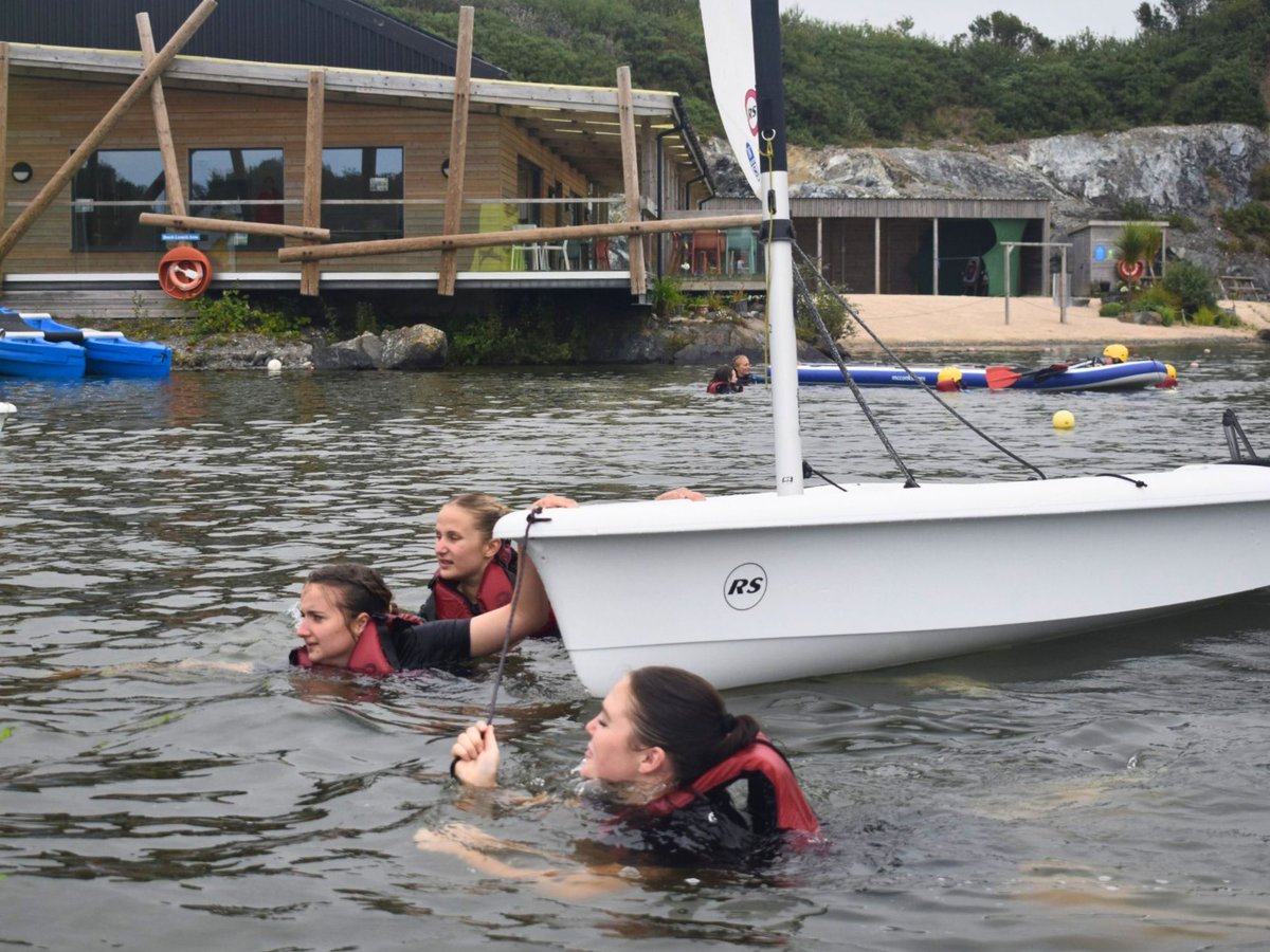 RNASCuldrose's tweet image. Healthy competition, teamwork and plenty of cold water for our @RoyalNavy phase 2 trainees last week, when they took part in water sports at Trevassack Lake #Cornwall for a @NAVYfit festival. The event was organised by LPT McMahon and lifeguards from Culdrose Sports Centre
