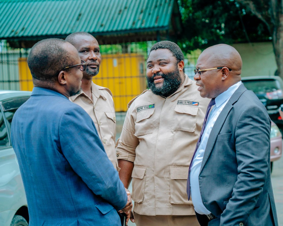 ExMayorUbungo's tweet image. Tukitoka nje ya chumba cha Mahakama pale Kisutu,tunakaa vikundi vikundi na kuanza Kujadili kama Wanasiasa Vijana.
Je njia anayopitia Mh.Lissu sisi vijana wake tungeweza..?
Hakika tunapata mafunzo na ujasiri mkubwa, kutoka Kwa Mheshimiwa Lissu namna ambavyo anakabiliana na…