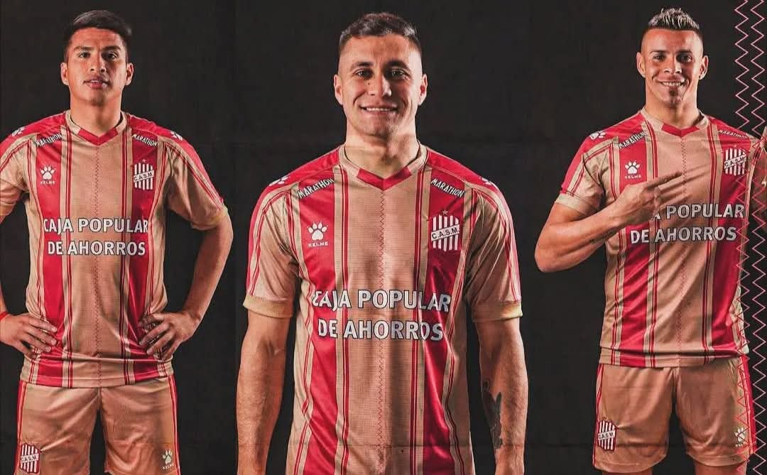 ActSanMartin_'s tweet photo. 🧵 SALE HILO

🧉 INSPIRADA EN EL PONCHO TUCUMANO 🇦🇹

Hace un año, San Martín lanzaba una camiseta alternativa que homenajea nuestras raíces.
Una prenda que no solo se viste: se siente. https://t.co/hLJxLwoZOb
