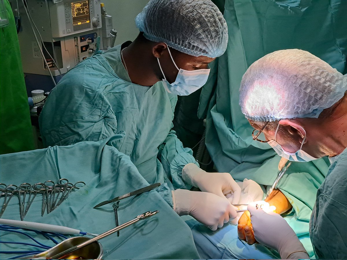 Beau 14 juillet en France En sachant qu' aujourd'hui en Afrique j'opère dans le cadre d'une mission humanitaire chirurgicale