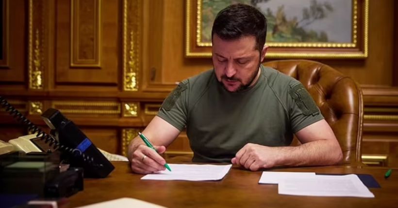 UWCongress's tweet image. ⚡️ This is a historic event: President @ZelenskyyUa has just signed the law on multiple citizenship, passed by @verkhovna_rada.
The Cabinet of Ministers of Ukraine now has 6 months to draft the necessary laws. A milestone step for #Ukraine's recovery and its European future.