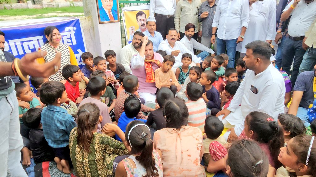 Aam Aadmi Party- Uttar Pradesh (@aaputtarpradesh) on Twitter photo AAP рдХрд╛ рд╕реНрдХреВрд▓ рдмрдЪрд╛рдУ рдЕрднрд┐рдпрд╛рдиЁЯЪ╕ЁЯУЪ
рдпреЛрдЧреА рд╕рд░рдХрд╛рд░ рджреНрд╡рд╛рд░рд╛ рд╕рд░рдХрд╛рд░реА рд╕реНрдХреВрд▓реЛрдВ рдХреЛ рдмрдВрдж рдХрд░рдиреЗ рдХреЗ рдлреИрд╕рд▓реЗ рдХреЗ рдЦрд╝рд┐рд▓рд╛рдлрд╝ рдЖрдЬ AAP рд╕рд╛рдВрд╕рдж <a href="/SanjayAzadSln/">Sanjay Singh AAP</a> рдЬреА рдиреЗ 'рдПрдЯрд╛ рдЬрдирдкрдж рдХреЗ рднрдЯрд┐рдпрд╛рд░ рдЧрд╛рдВрд╡ рдХреЗ рдкреНрд░рд╛рдердорд┐рдХ рд╡рд┐рджреНрдпрд╛рд▓рдп' рдкрд╣реБрдВрдЪрдХрд░ рдмрдЪреНрдЪреЛрдВ рдФрд░ рдЕрднрд┐рднрд╛рд╡рдХреЛрдВ рд╕реЗ рд╕рдВрд╡рд╛рдж рдХрд┐рдпрд╛ред
рд╕рд░рдХрд╛рд░реА рд╕реНрдХреВрд▓реЛрдВ рдХреЛ рдмрдВрдж рдХрд░ рдмрдЪреНрдЪреЛрдВ рдХрд╛ рднрд╡рд┐рд╖реНрдп рдЫреАрди рд░рд╣реА рд╣реИ рдпреЛрдЧреА AAP рдХрд╛ рд╕реНрдХреВрд▓ рдмрдЪрд╛рдУ рдЕрднрд┐рдпрд╛рдиЁЯЪ╕ЁЯУЪ
рдпреЛрдЧреА рд╕рд░рдХрд╛рд░ рджреНрд╡рд╛рд░рд╛ рд╕рд░рдХрд╛рд░реА рд╕реНрдХреВрд▓реЛрдВ рдХреЛ рдмрдВрдж рдХрд░рдиреЗ рдХреЗ рдлреИрд╕рд▓реЗ рдХреЗ рдЦрд╝рд┐рд▓рд╛рдлрд╝ рдЖрдЬ AAP рд╕рд╛рдВрд╕рдж <a href="/SanjayAzadSln/">Sanjay Singh AAP</a> рдЬреА рдиреЗ 'рдПрдЯрд╛ рдЬрдирдкрдж рдХреЗ рднрдЯрд┐рдпрд╛рд░ рдЧрд╛рдВрд╡ рдХреЗ рдкреНрд░рд╛рдердорд┐рдХ рд╡рд┐рджреНрдпрд╛рд▓рдп' рдкрд╣реБрдВрдЪрдХрд░ рдмрдЪреНрдЪреЛрдВ рдФрд░ рдЕрднрд┐рднрд╛рд╡рдХреЛрдВ рд╕реЗ рд╕рдВрд╡рд╛рдж рдХрд┐рдпрд╛ред
рд╕рд░рдХрд╛рд░реА рд╕реНрдХреВрд▓реЛрдВ рдХреЛ рдмрдВрдж рдХрд░ рдмрдЪреНрдЪреЛрдВ рдХрд╛ рднрд╡рд┐рд╖реНрдп рдЫреАрди рд░рд╣реА рд╣реИ рдпреЛрдЧреА