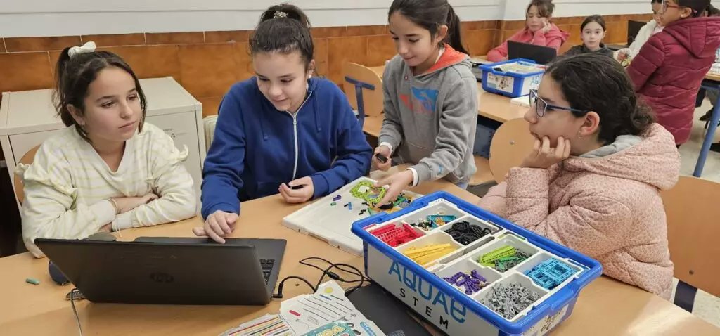 En el #DíaMundialDeLasHabilidadesDeLaJuventud 🔧💡 celebramos el poder transformador de la educación #STEM.
El programa #AquaeSTEM promueve vocaciones en estos ámbitos a través de habilidades vinculadas al juego y la experimentación en el aula 👇fundacionaquae.org/aquae-stem-imp…