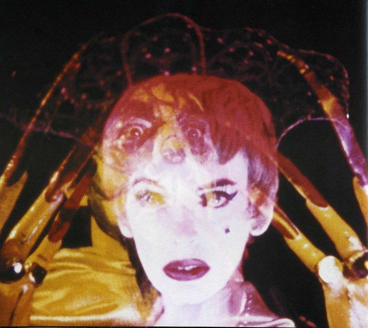 AuroraDoradaEd's tweet photo. La estrella de ajenjo es la adictiva biografía de Marjorie Cameron por parte del estudioso de la contracultura @KansaSpencer. Cameron es conocida por ser una pintora piromana de sus propias obras, de las que muchas no han sobrevivido. Thelemita hasta la médula y con (...) https://t.co/wWHqaUy6ar