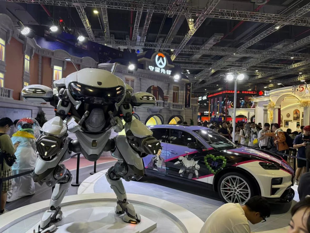 CDHuntersFacts's tweet image. Some photos from the Overwatch booth at Bilibili World 2025, China’s largest anime and gaming convention.