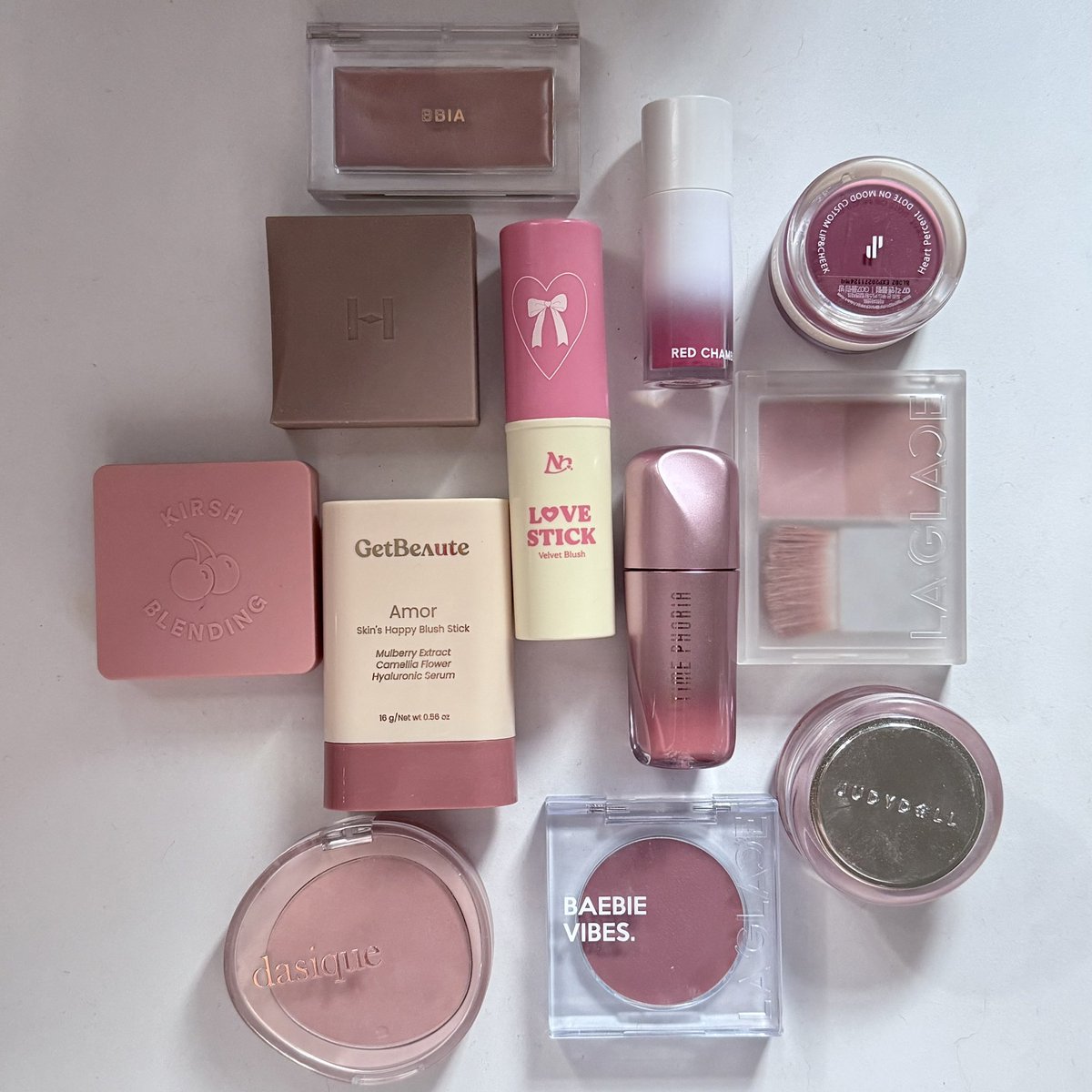 วงการแก้มอ่องต่อง กว่าจะเจอสีที่ถูกใจยากมากแต่เจอแล้ว เลยมาแชร์สีที่ชอบ+ลงแก้มแล้วน่ารักขึ้นแบบ3000% เลยคับ มีหลายโทนคละกันไป ทั้งแบบฝุ่น / ครีมบลัช / กำมะหยี่ (ลงแก้มให้ดูคับ)

time phoria / judydoll / laglace / dasique / getbeaute / red chamber / bbia / nonny / hince / heart