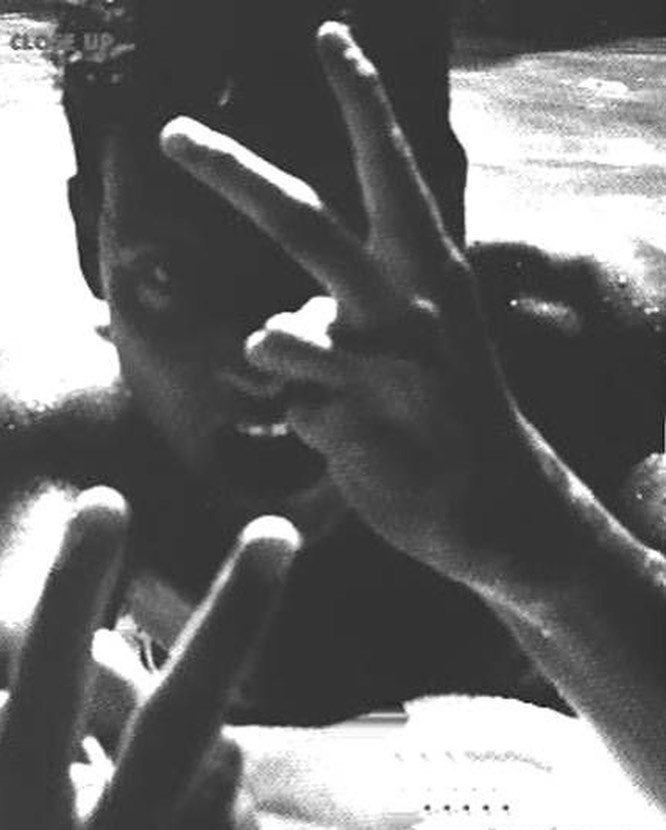 teamdepp_head's tweet image. Johnny Depp by Peter Mountain, 1997
A moment of stillness, captured in shadows and light
Depp, in his element, somewhere between mystery and truth.
Peter Mountain’s lens didn’t just take a photo
It told a story only silence could hold.
#Teamdepphead 🎸 ☠️
#JohnnyDepp 🏴☠️