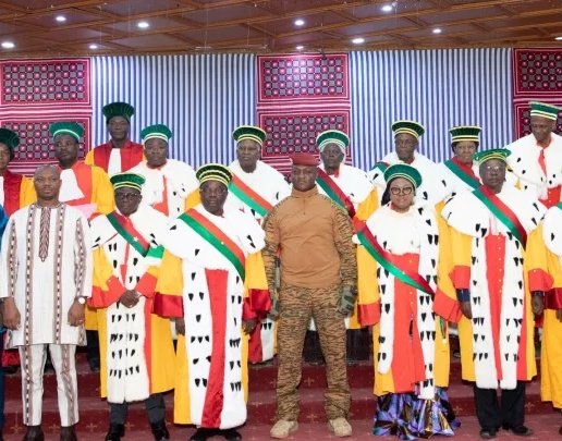 🇧🇫👨🏾‍⚖️ | El presidente de Burkina Faso, Ibrahim Traoré, sustituyó las togas judiciales europeas de la época colonial por vestimentas africanas tradicionales.

Esta reforma busca reforzar las raíces culturales de la nación, reducir el legado colonial y fomentar el orgullo nacional.