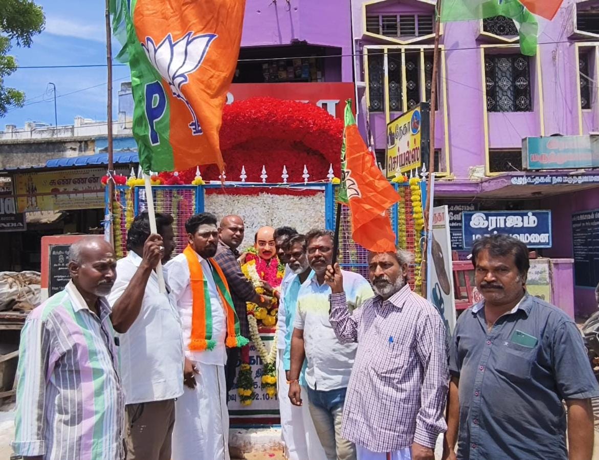 GanesanSA5's tweet photo. பாரதிய ஜனதா கட்சி ஆண்டிபட்டி நகரில் மண்டல் தலைவர் ஏற்பாட்டில் கல்வி கண் திறந்த கர்ம வீரர் திரு.#காமராஜர் அவர்களின் பிறந்தநாளையொட்டி அவரது திருவுருவ சிலைக்கு மாலை அணிவித்து மரியாதை செலுத்திய போது..🪷🚩 https://t.co/MURSzZugvS
