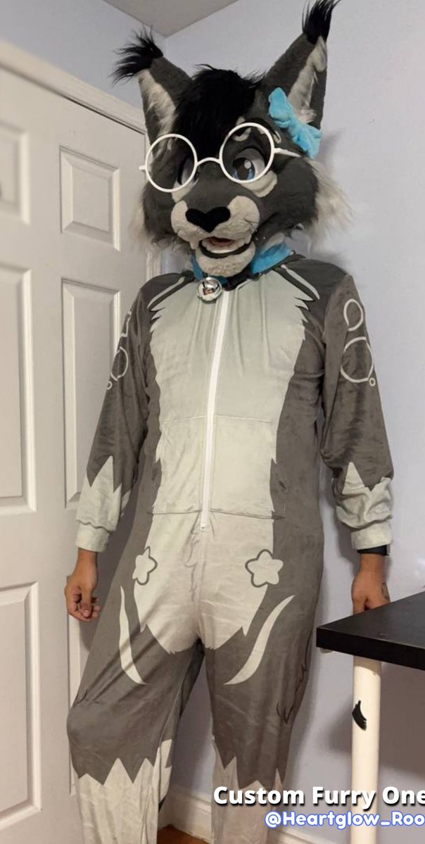 Heartglow_Roo's tweet image. Custom Fursona Onesie design for Bailey! (@Ahuizotll)
🎆Looking nice with their fursuit head!