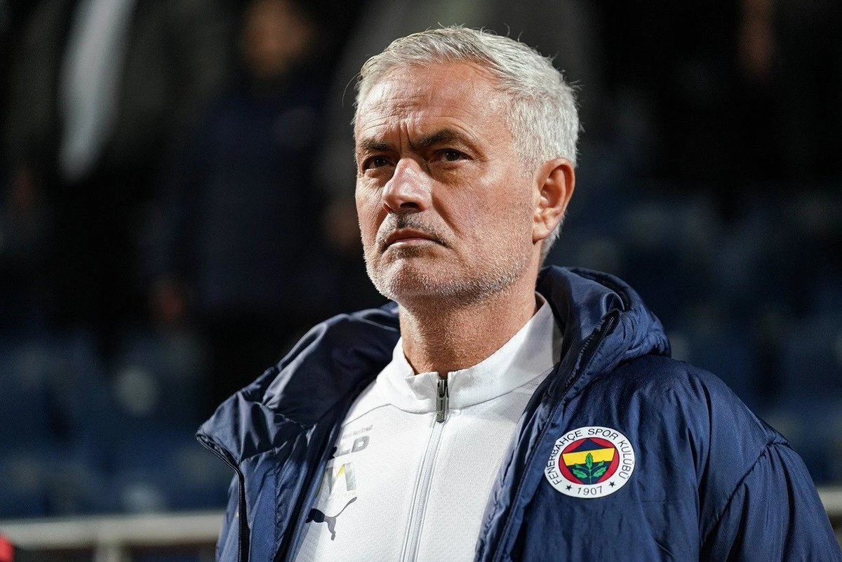 Serdar Ali Çelikler:  

Jose Mourinho mevcut durumdan ciddi derecede rahatsız. Özellikle transferler kampa yetişmediği için acayip söylenmiş.
