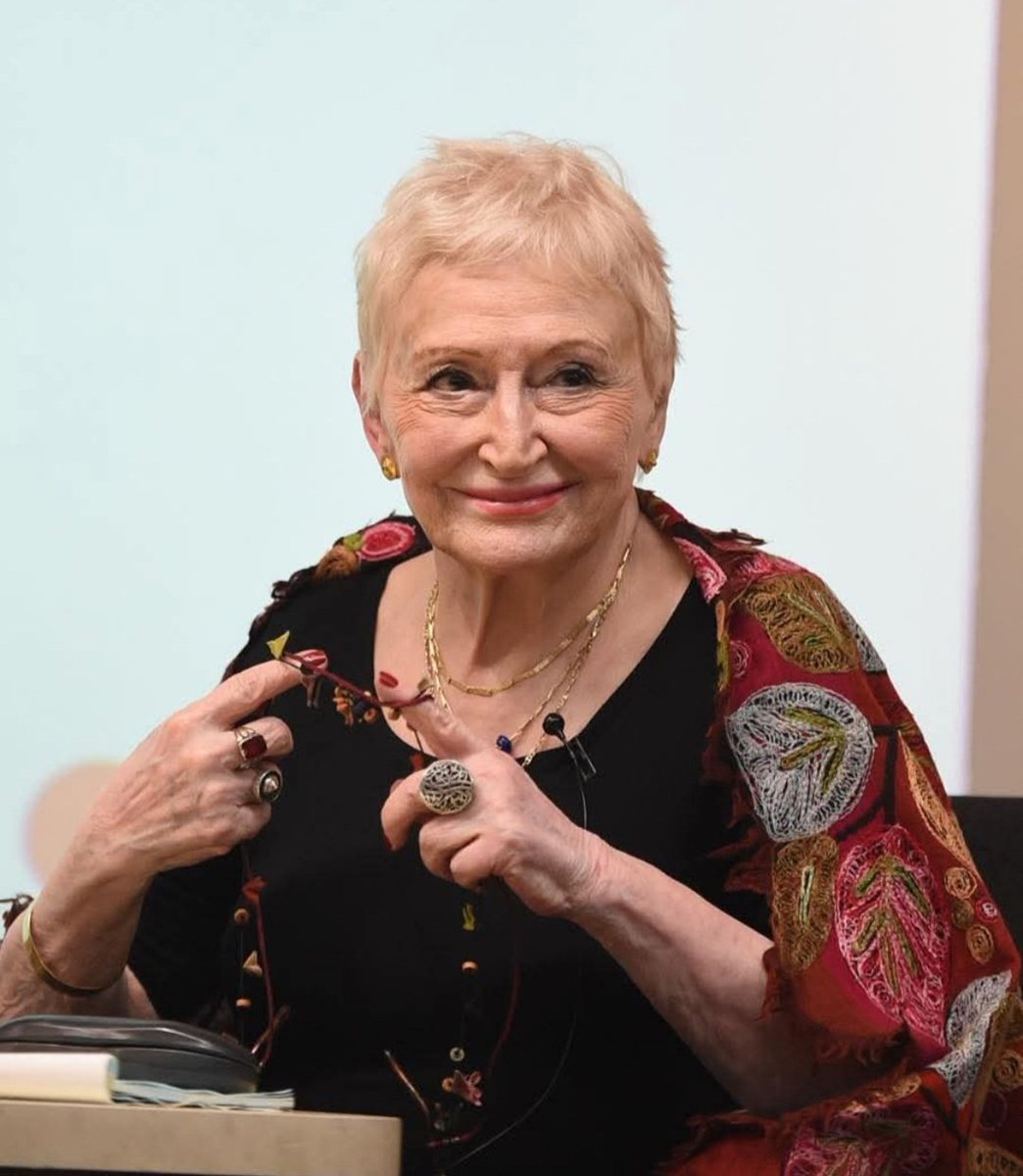 Kalemine, duruşuna, öncülüğüne, katkılarına sonsuz saygıyla, sevgiyle
"Umudu tamamen yok etmemeli. Ümitsiz kalınca bir garip oluyor insanlar."
#pınarkür