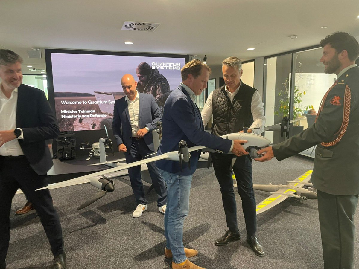 DefensieStas's tweet image. AI verandert oorlogsvoering nú. In München bezocht ik Helsing, Skyeton en Quantum Systems. Hun systemen maken het verschil op het slagveld. 

Software is de sleutel tot operationele kracht. We moeten in Europa bouwen aan een ecosysteem dat leert, test en traint.