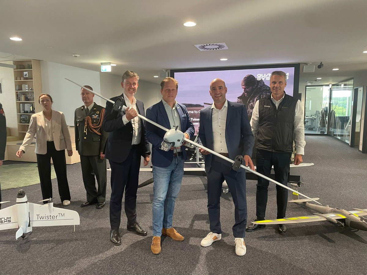 DefensieStas's tweet image. AI verandert oorlogsvoering nú. In München bezocht ik Helsing, Skyeton en Quantum Systems. Hun systemen maken het verschil op het slagveld. 

Software is de sleutel tot operationele kracht. We moeten in Europa bouwen aan een ecosysteem dat leert, test en traint.