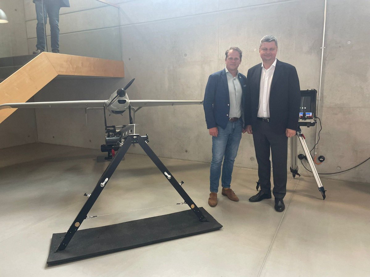DefensieStas's tweet image. AI verandert oorlogsvoering nú. In München bezocht ik Helsing, Skyeton en Quantum Systems. Hun systemen maken het verschil op het slagveld. 

Software is de sleutel tot operationele kracht. We moeten in Europa bouwen aan een ecosysteem dat leert, test en traint.
