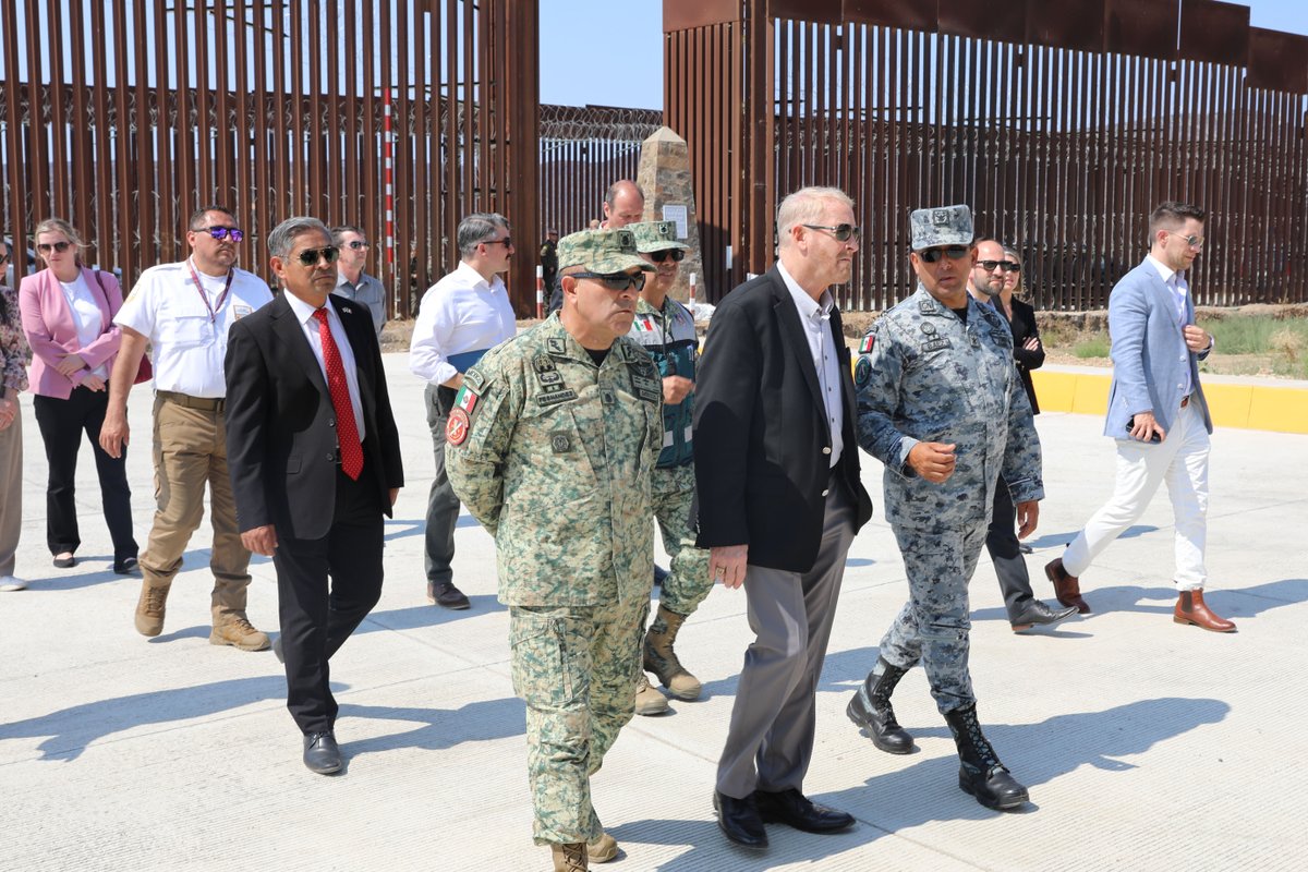 ConsuladoUSATJ's tweet image. En su visita el @USAmbMex observó un patrullaje espejo entre fuerzas de EE.UU. y México. La cooperación en seguridad fortalece ambos lados de la frontera. 🇺🇸🫱🏼🫲🏾🇲🇽