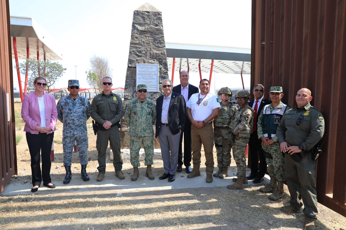 ConsuladoUSATJ's tweet image. En su visita el @USAmbMex observó un patrullaje espejo entre fuerzas de EE.UU. y México. La cooperación en seguridad fortalece ambos lados de la frontera. 🇺🇸🫱🏼🫲🏾🇲🇽